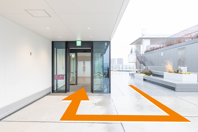 自動扉を指し示す矢印