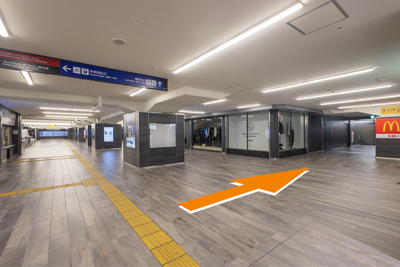 駅出口を指す矢印