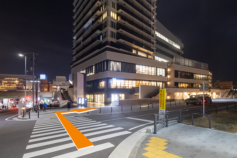 枚方モール外観を望む横断歩道の写真