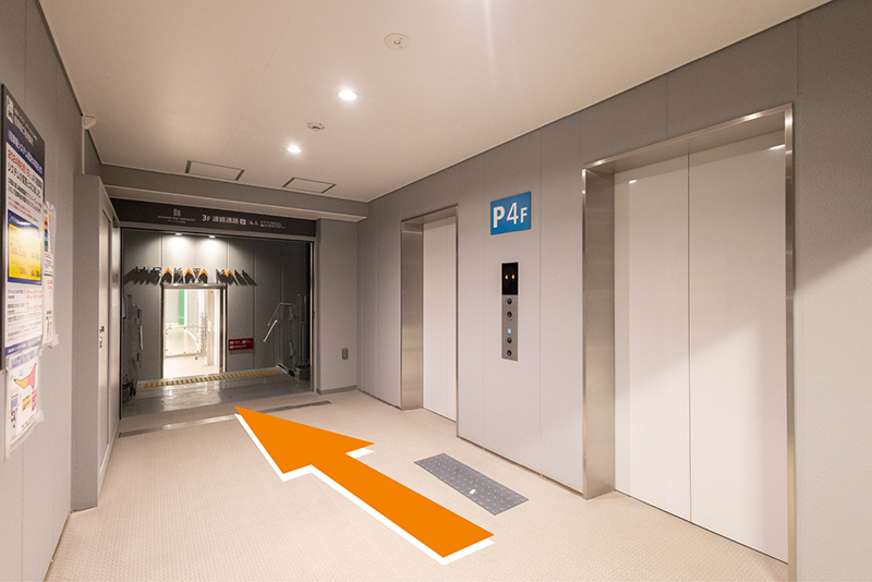 エレベーター出口を指す矢印