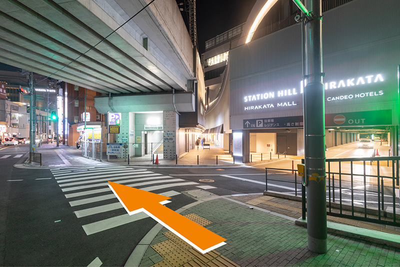 高架下にある横断歩道を直進する矢印