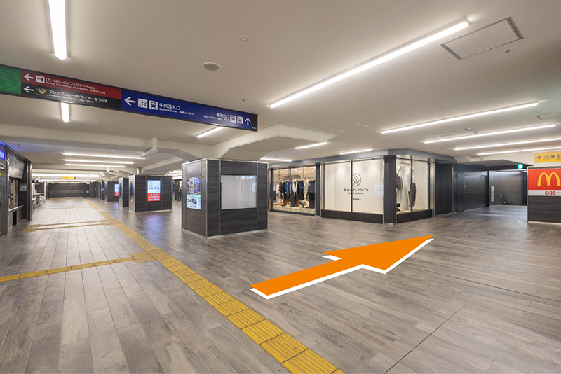 駅出口を指す矢印