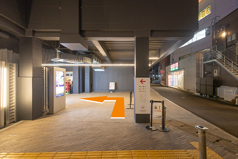 高架下入口を指し示す矢印