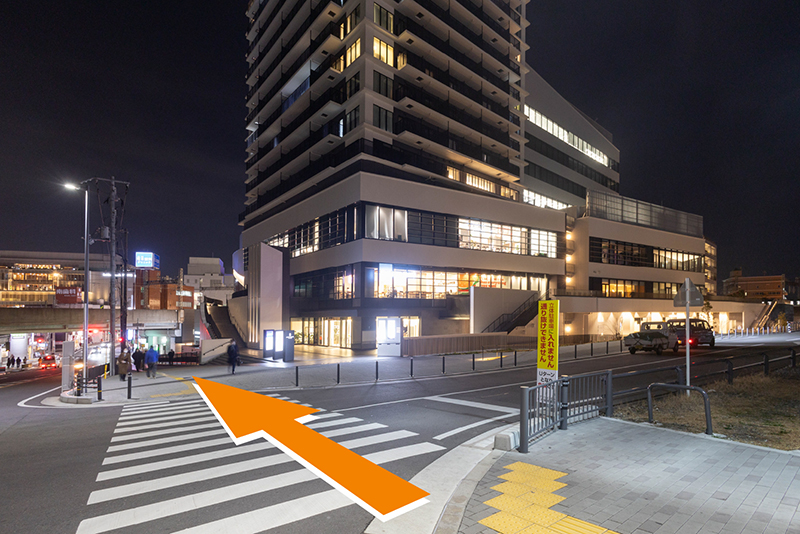 枚方モール外観を望む横断歩道の写真