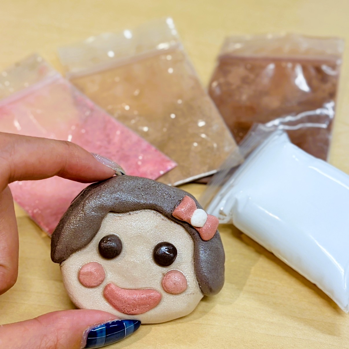 \コスメ回収 ワークショップ 地球に優しいエコ工作！/ いらなくなったコスメと紙ねんどで「大好きな人の顔」づくり