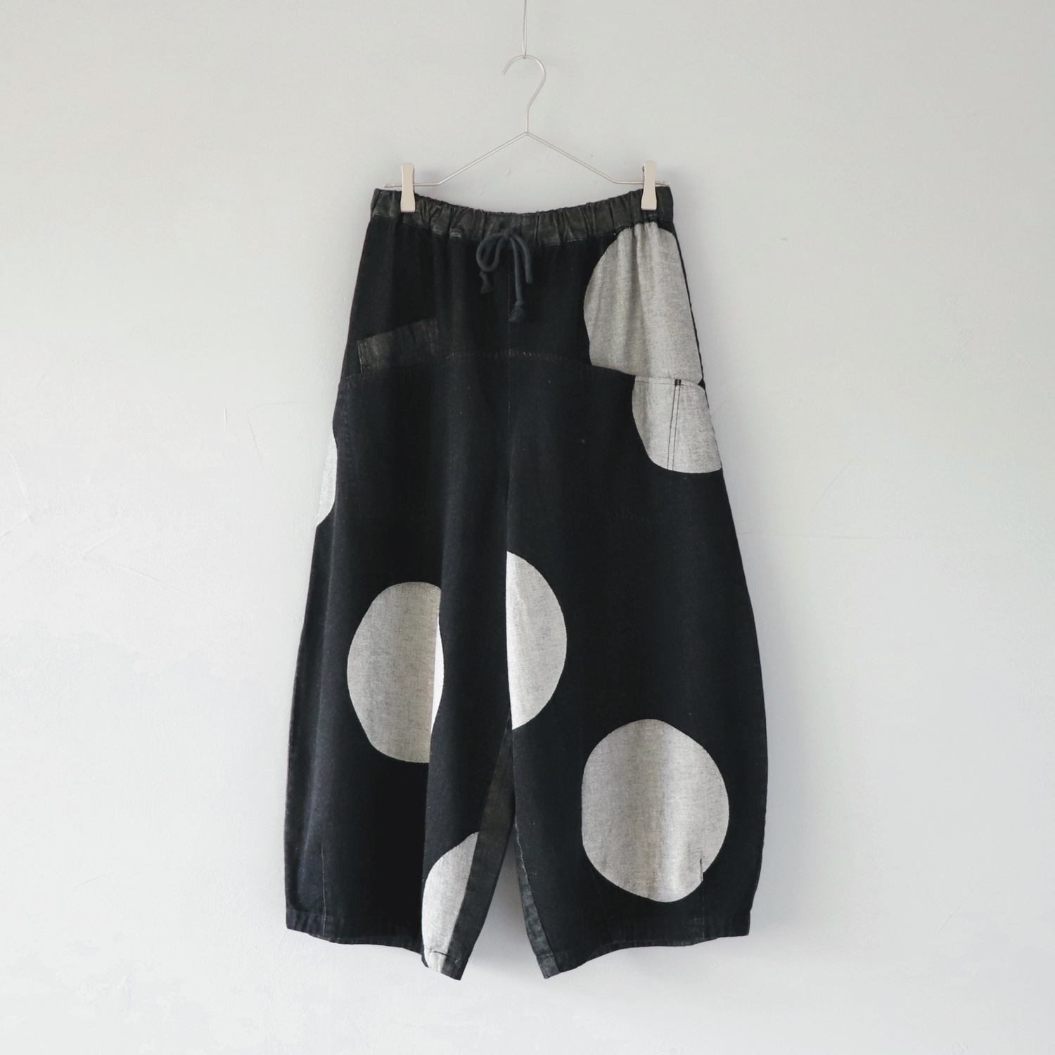 大きなドットのデニムワイドパンツ【oHLALA】