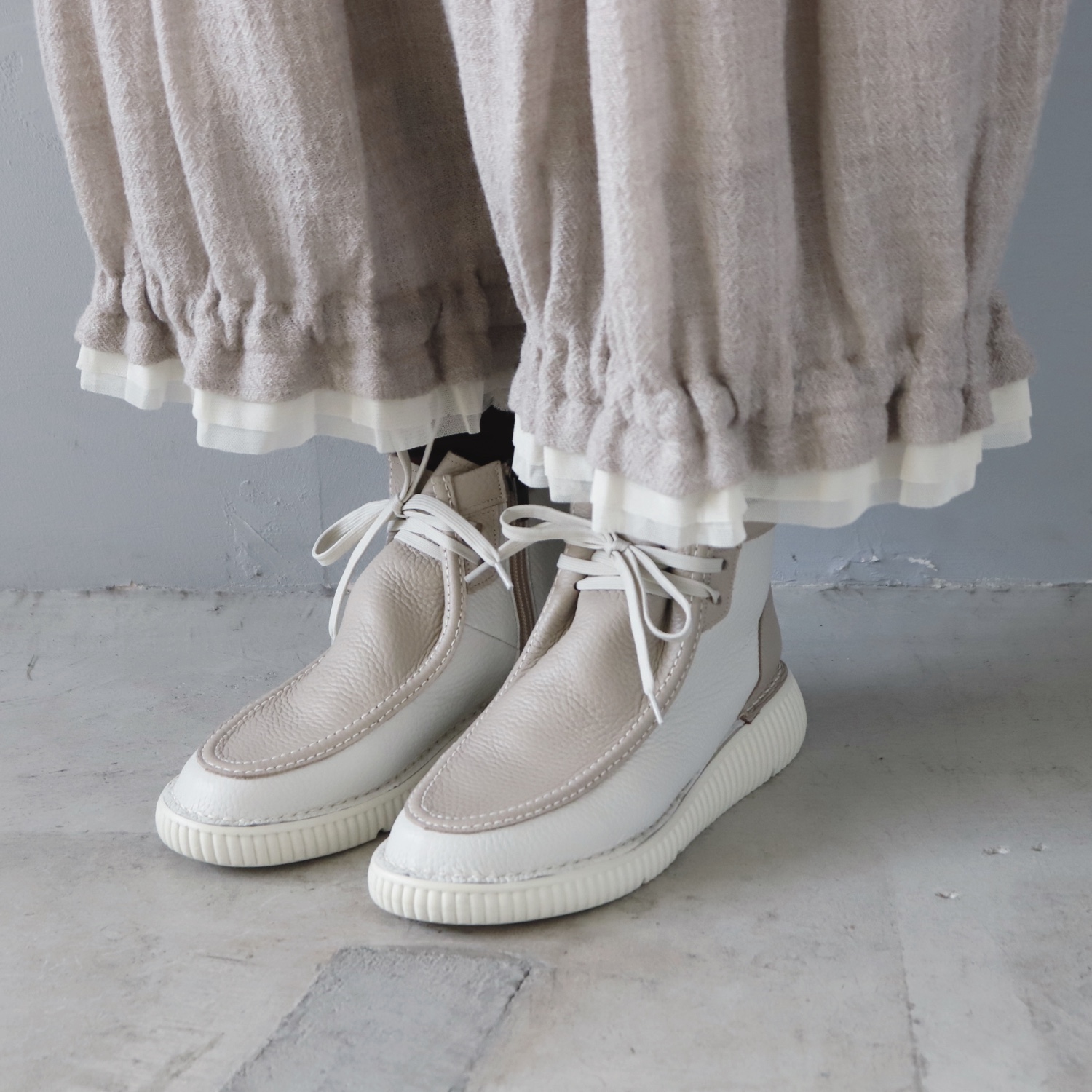 サイドジップがうれしい、ツートーンシューズ