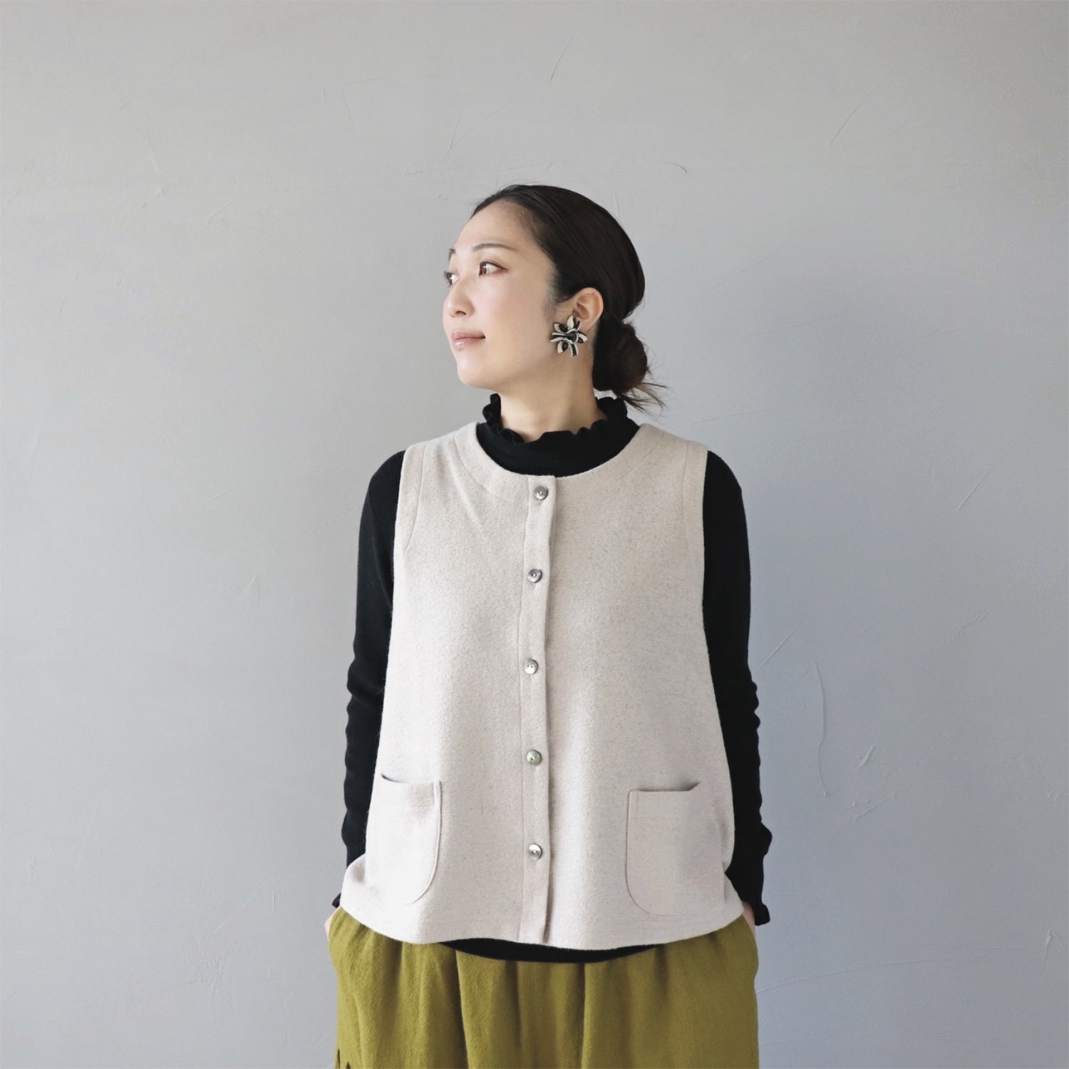 ゆったり着られる、ぎゅっとウールの前あきベストが入荷しました