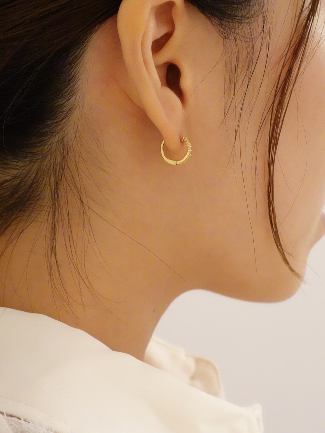 \耳元を彩る、ピンクゴールドの輝き/