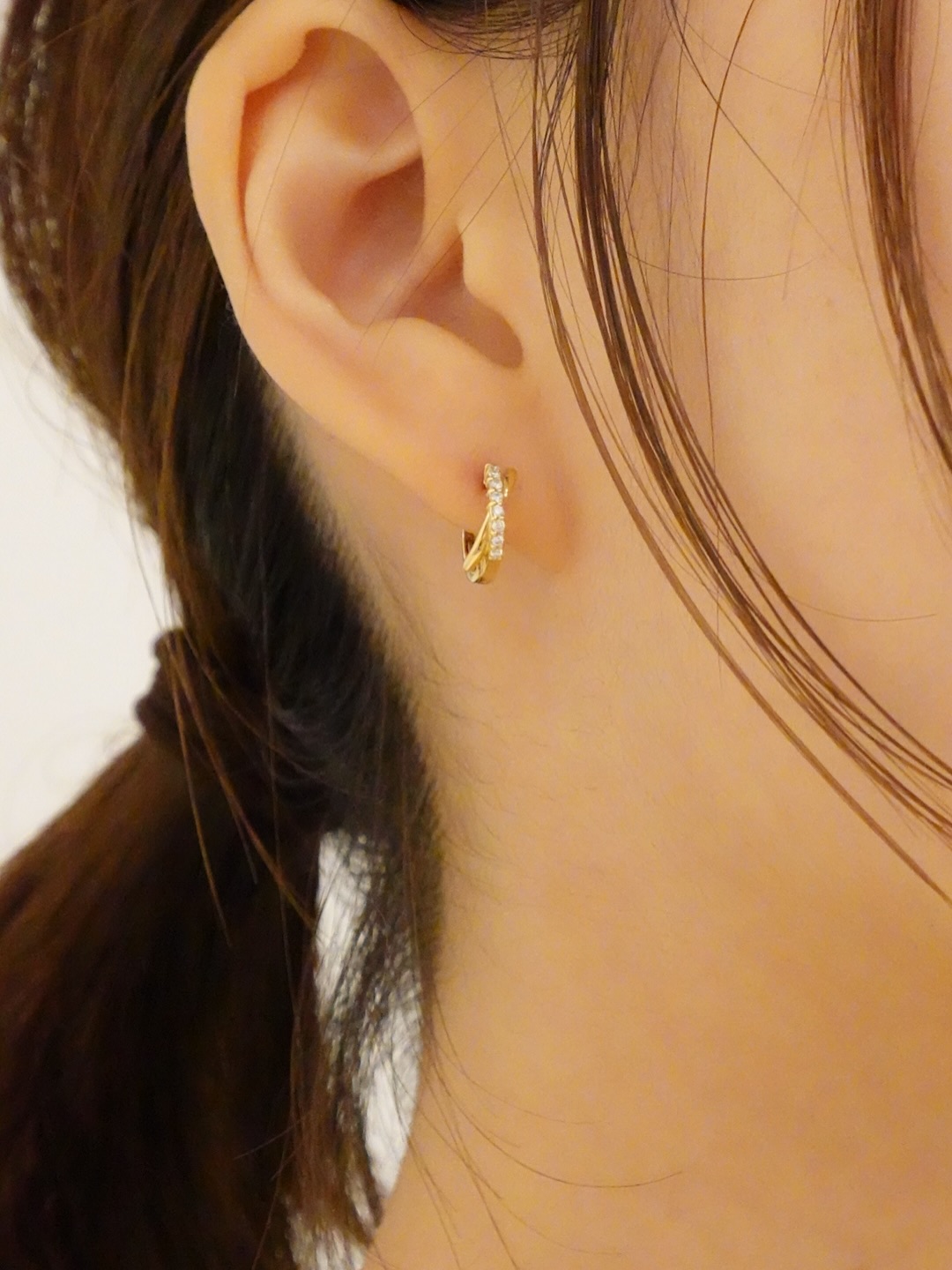 \耳元を彩る、ピンクゴールドの輝き/