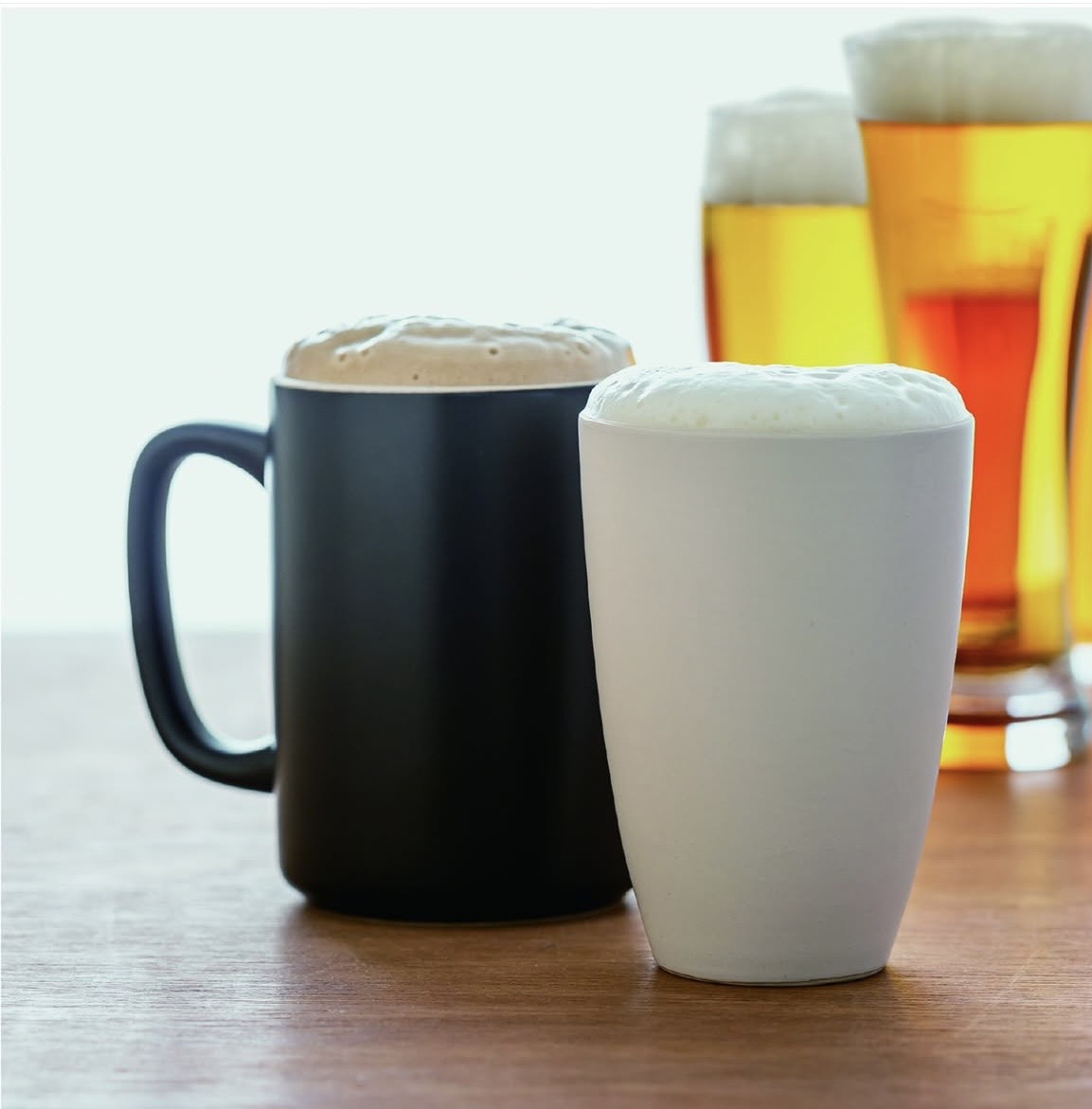 泡立つビアカップ