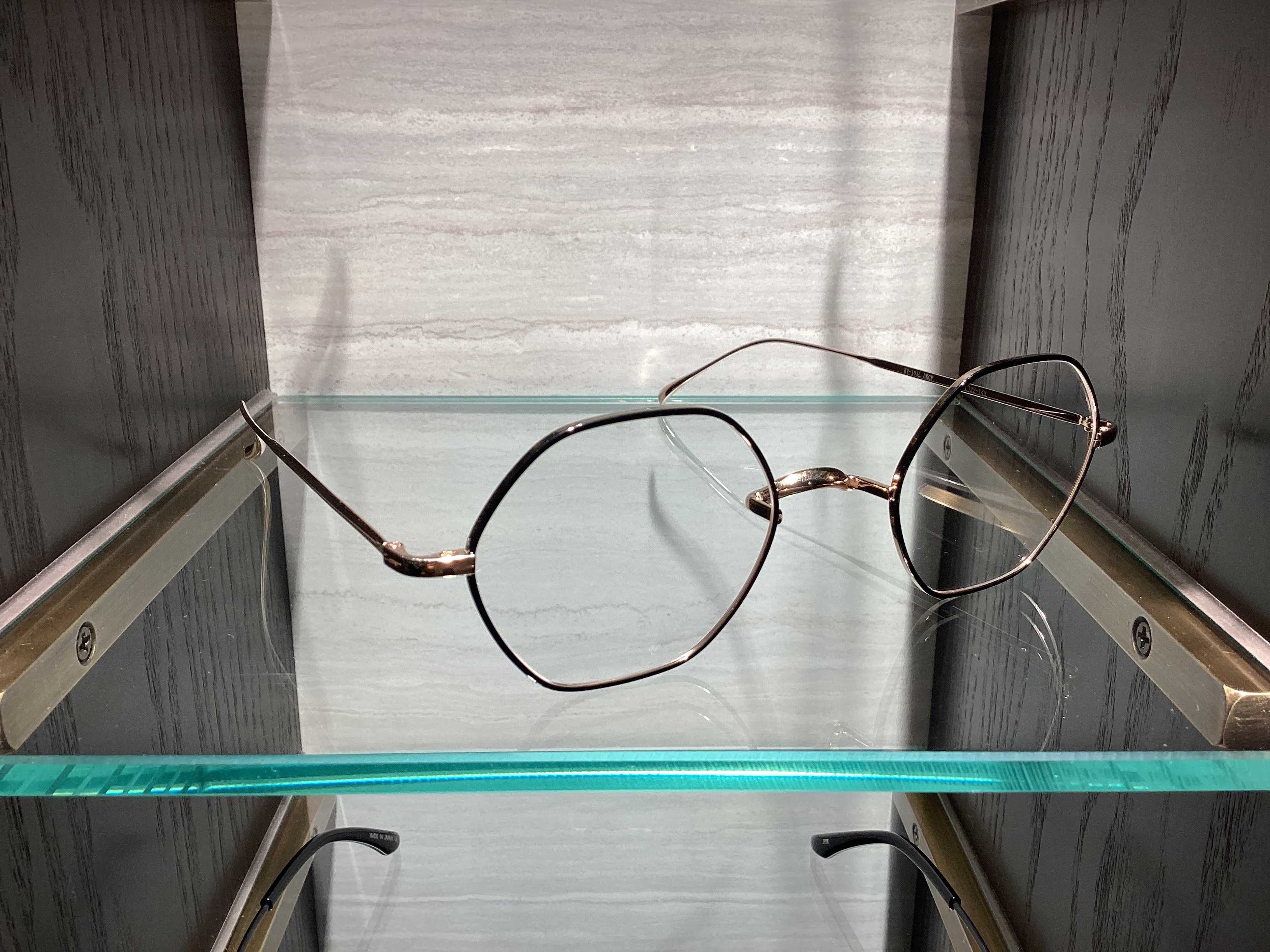 丸メガネ以外でクラシックな雰囲気が良いな〜とお考えの方にオススメ！！