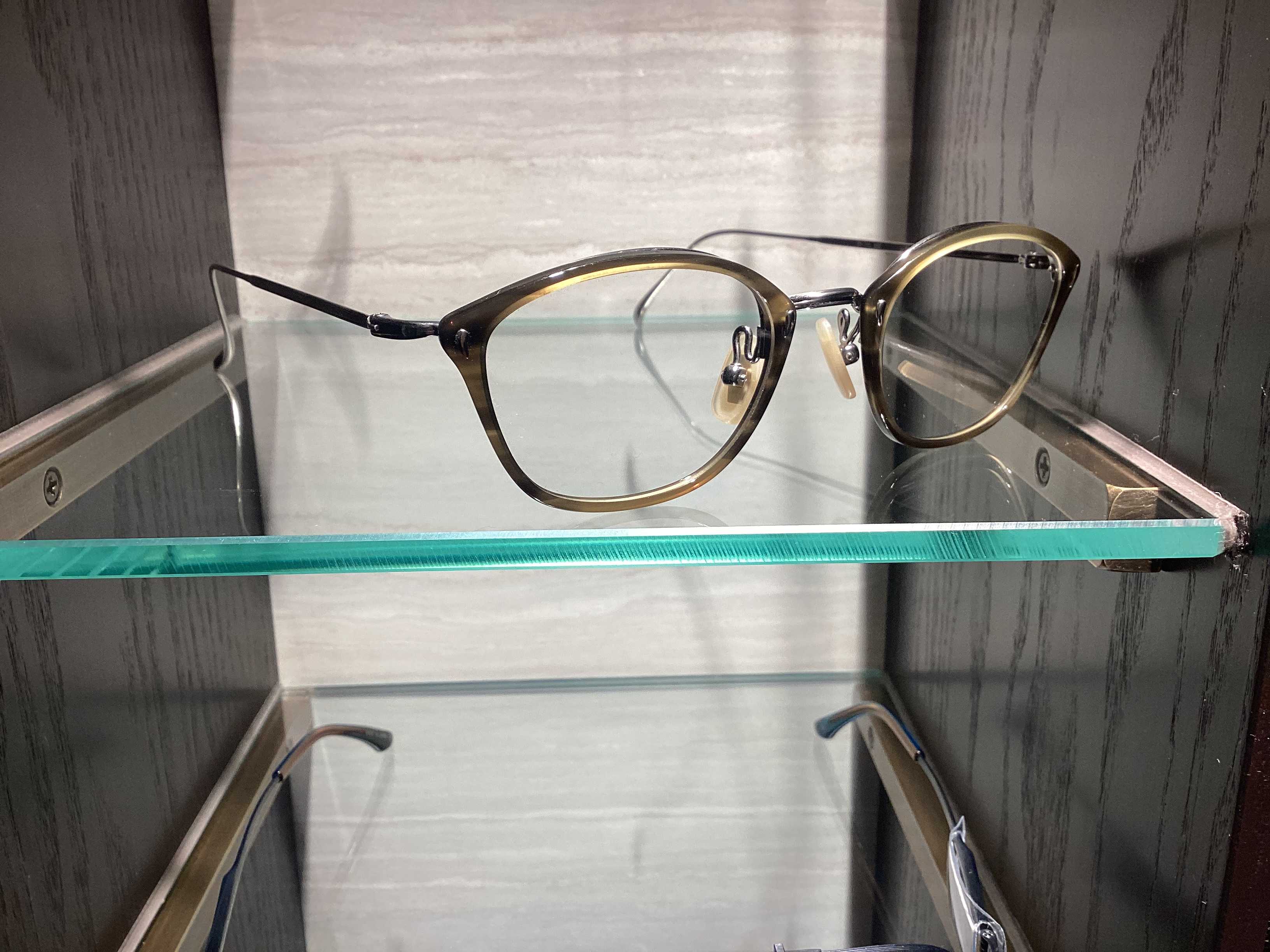 スッキリとした小ぶりで綺麗なフレームです！