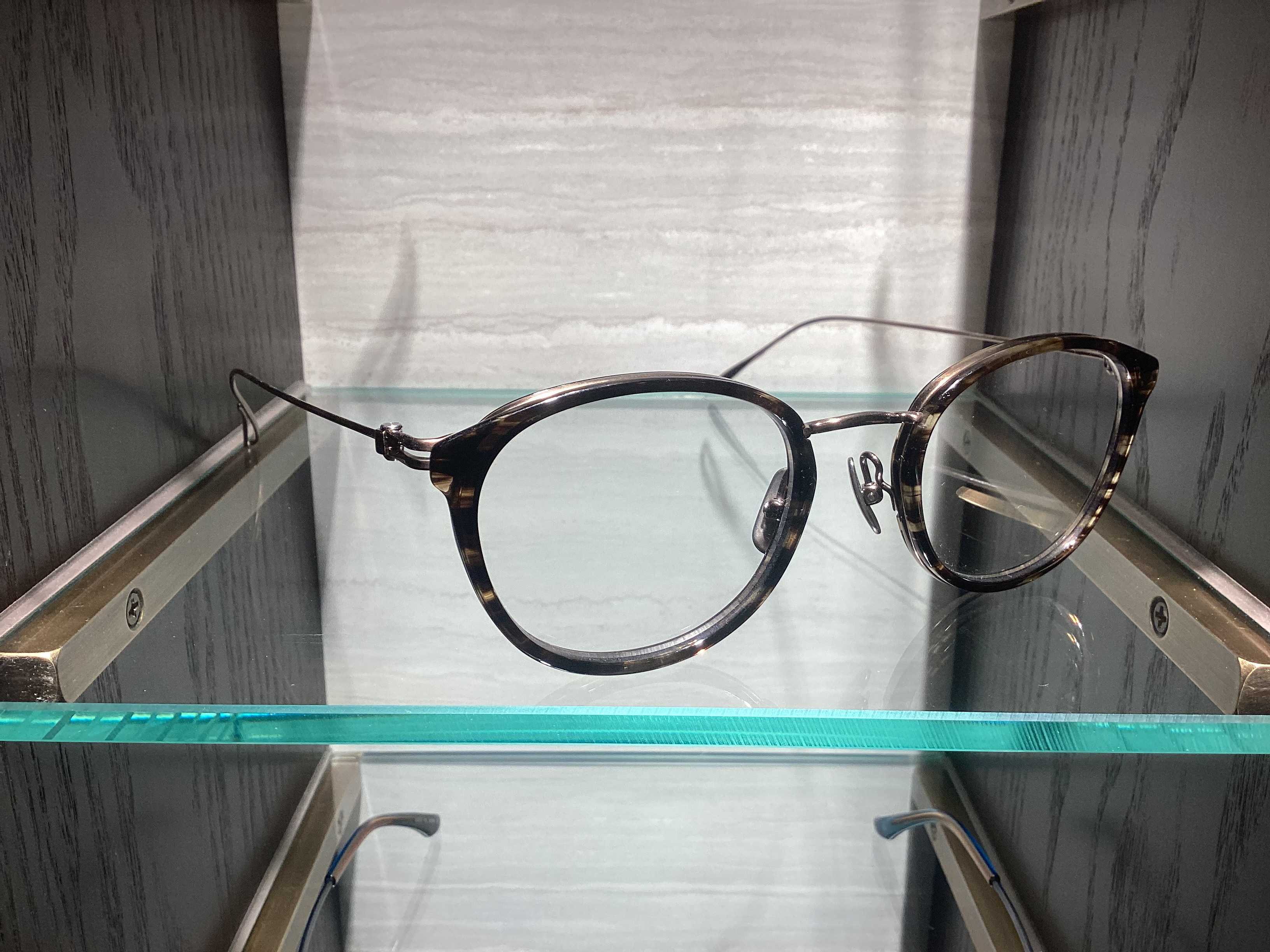 メタルフレームでもカジュアル感を出したい方にオススメ♪