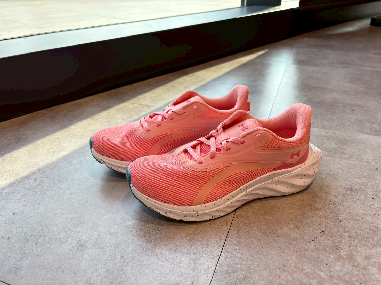 ★NEW★　UNDER ARMOUR　ランニングシューズ