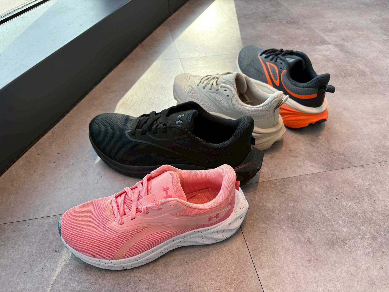 ★NEW★　UNDER ARMOUR　ランニングシューズ