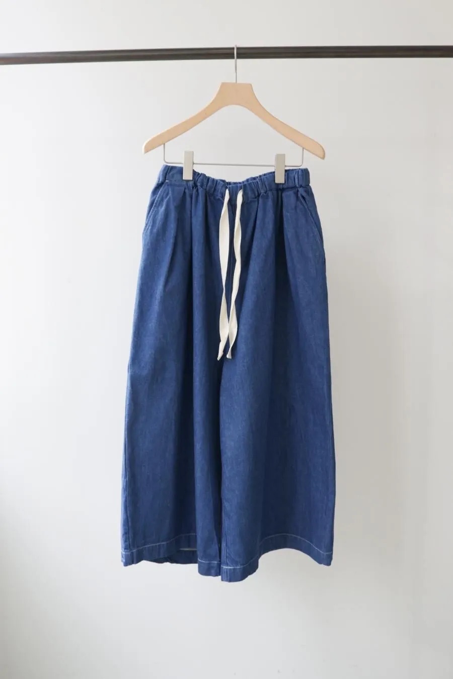 春のワイドデニム