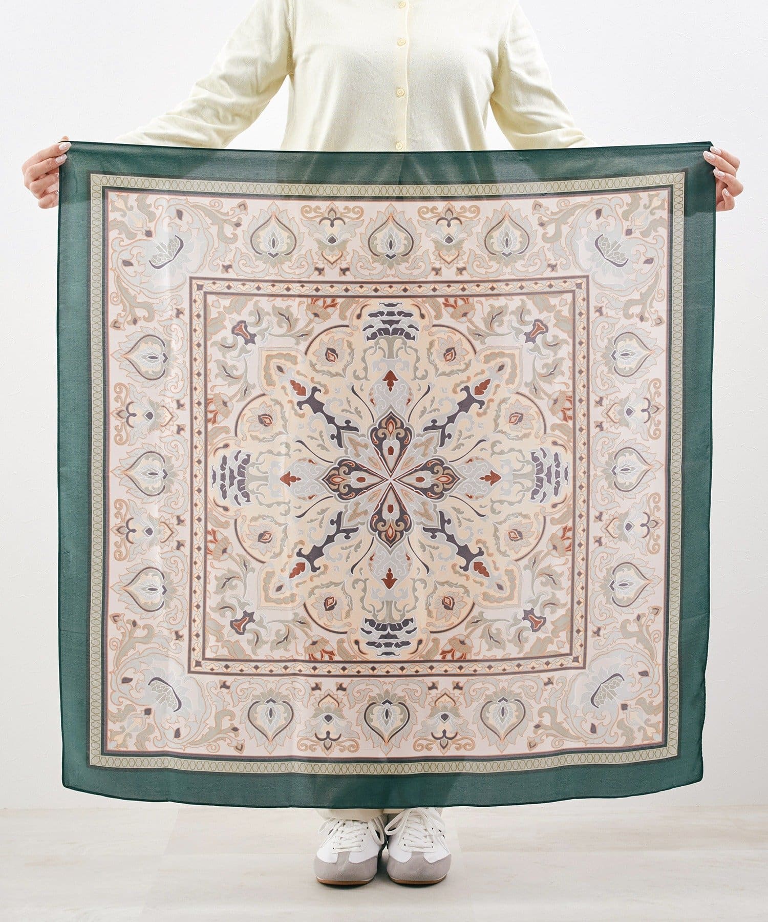 スタイリングの幅を広げる大判スカーフが入荷！