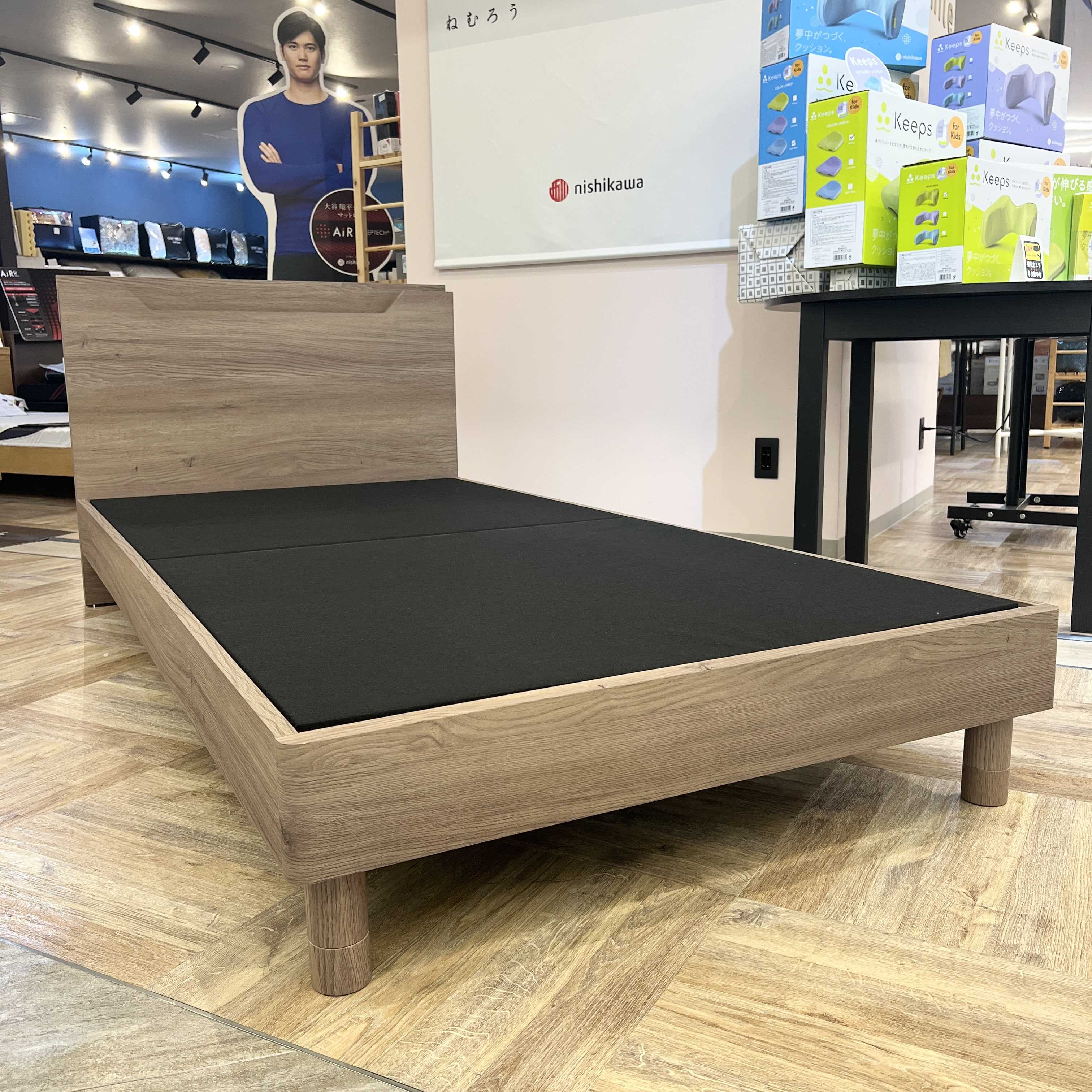 グレージュの新作ベッドフレーム、展示スタートしました!